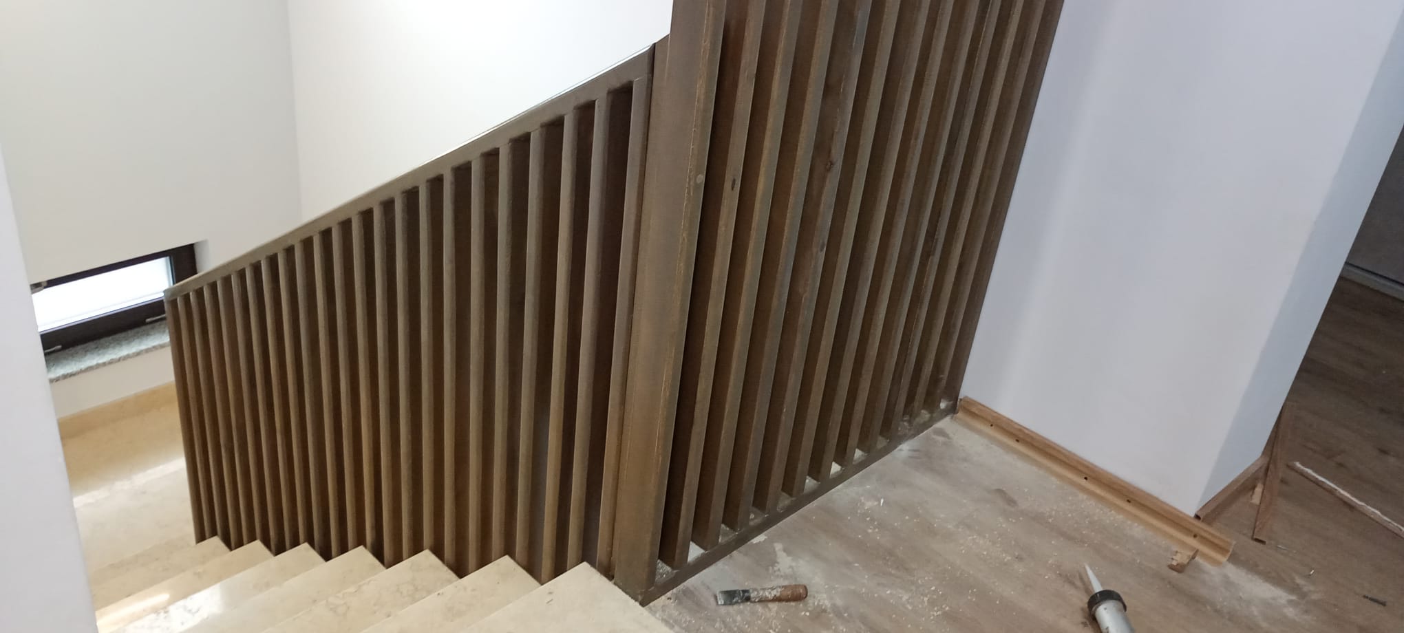 Balustrada moderna din lemn cu lamele verticale