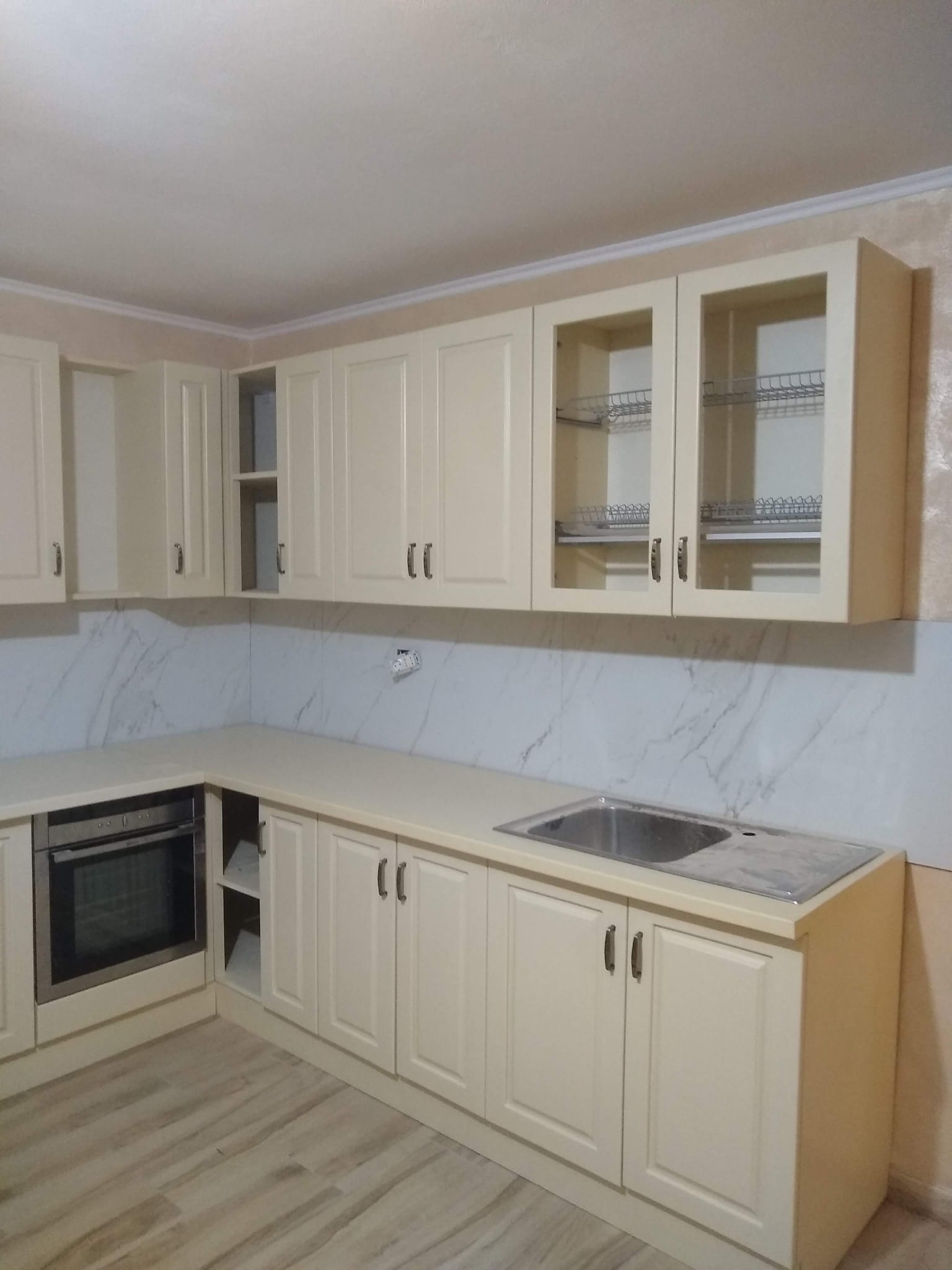 Bucatarie din lemn masiv cu fronturi crem si blat din marmura