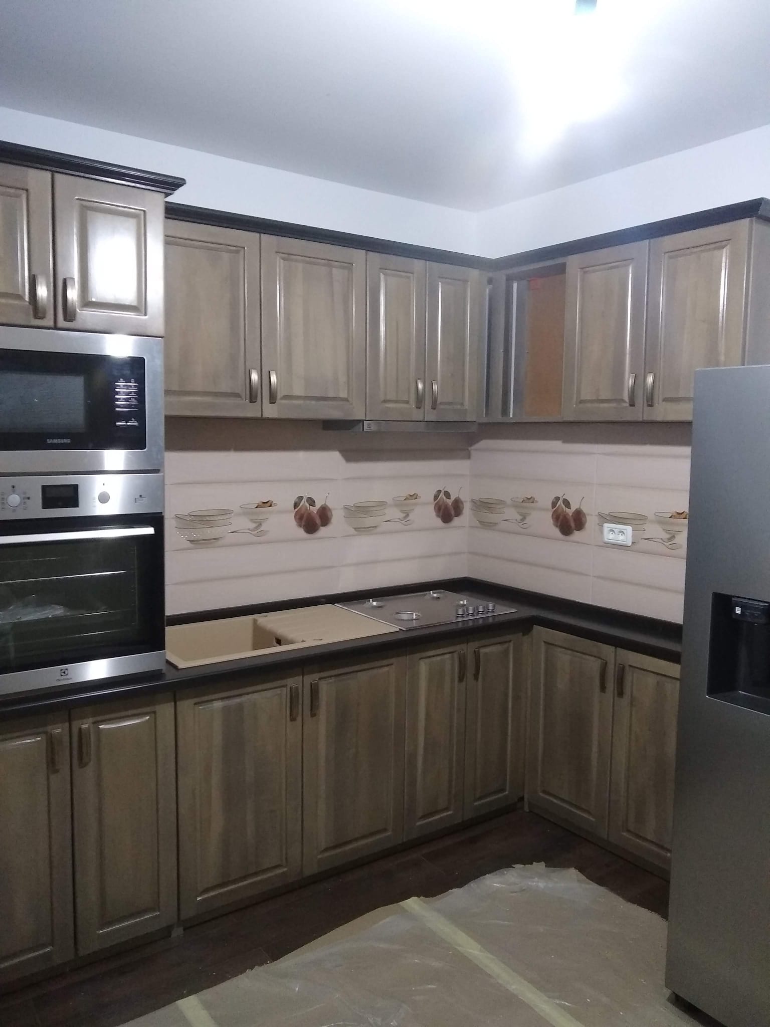 Bucatarie rustica din lemn masiv cu blat negru