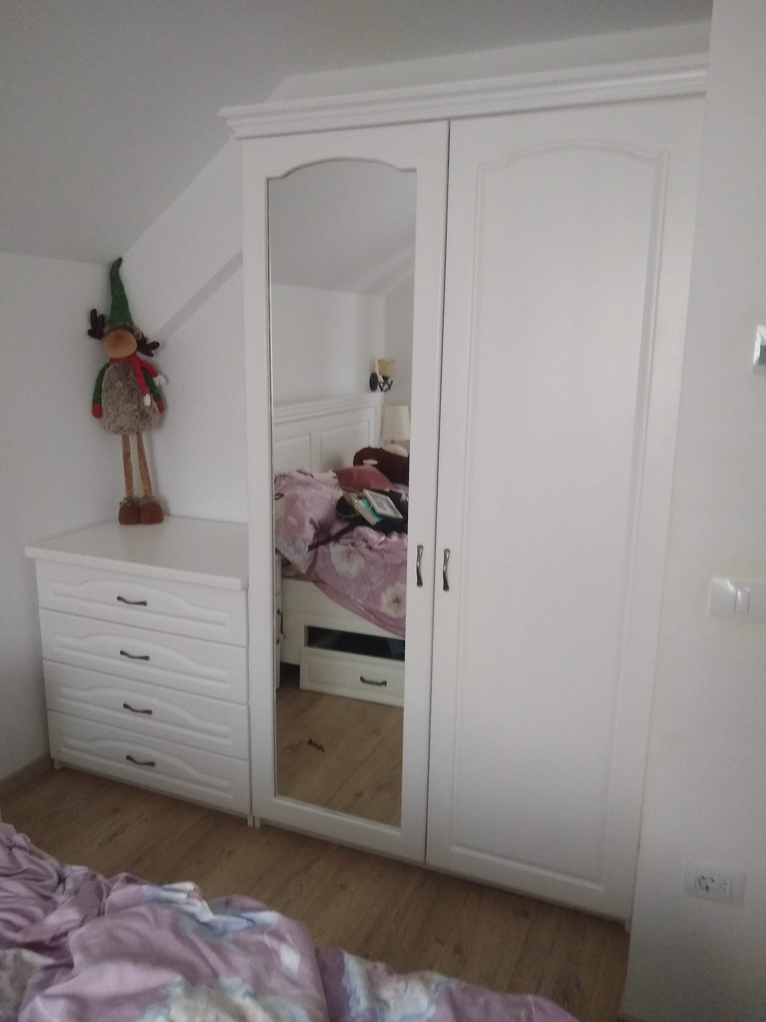 Dulap alb din lemn masiv cu oglinda