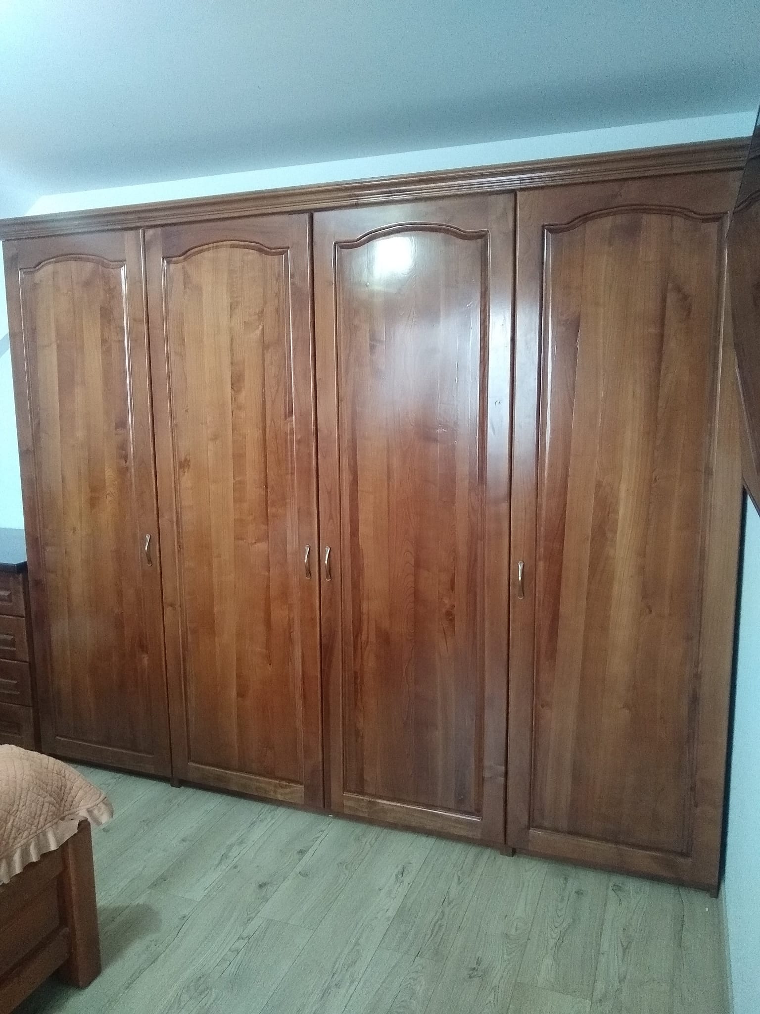 Dulap din lemn masiv cu patru usi pentru dormitor