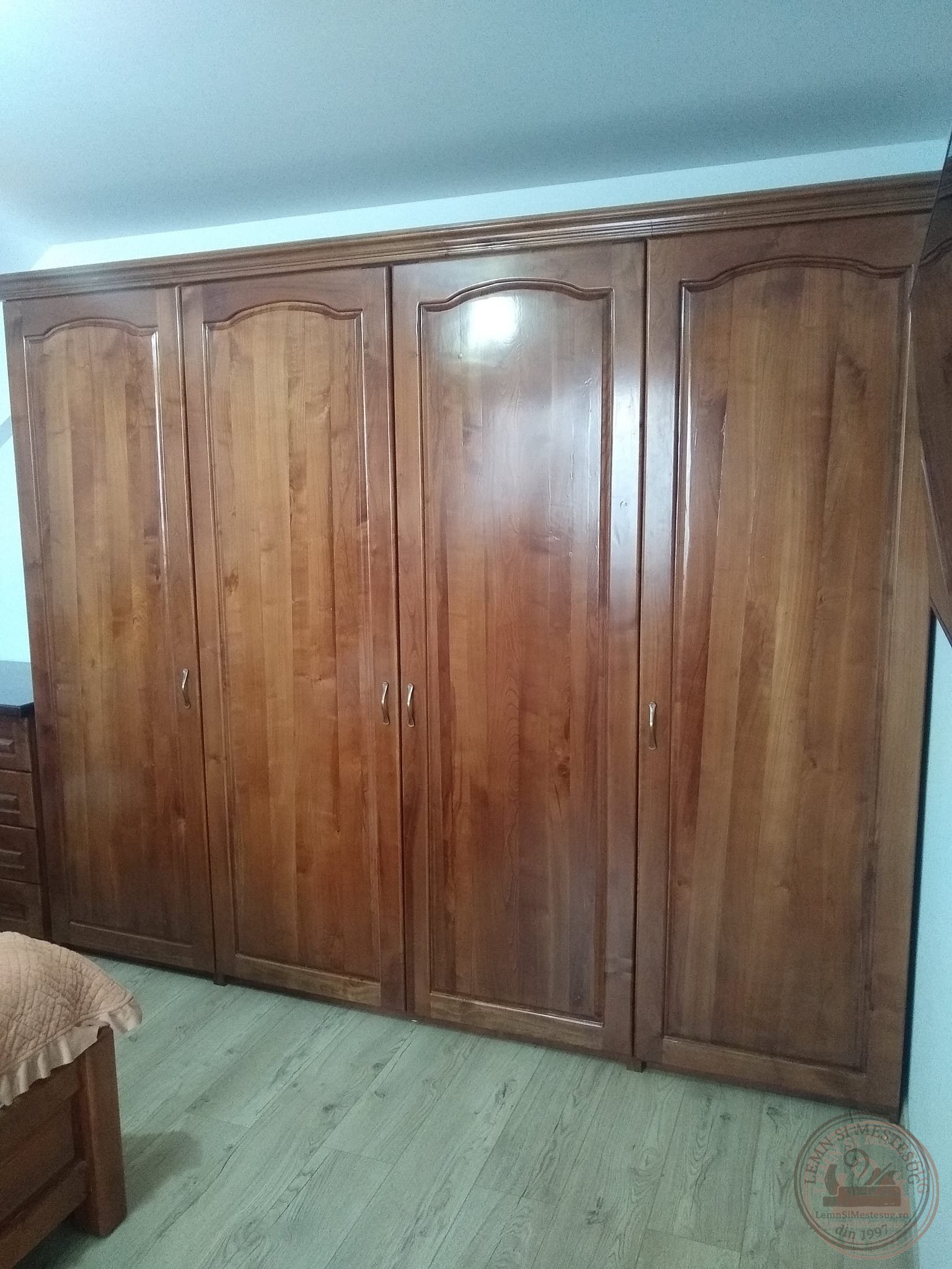 Dulap din lemn masiv cu patru uși
