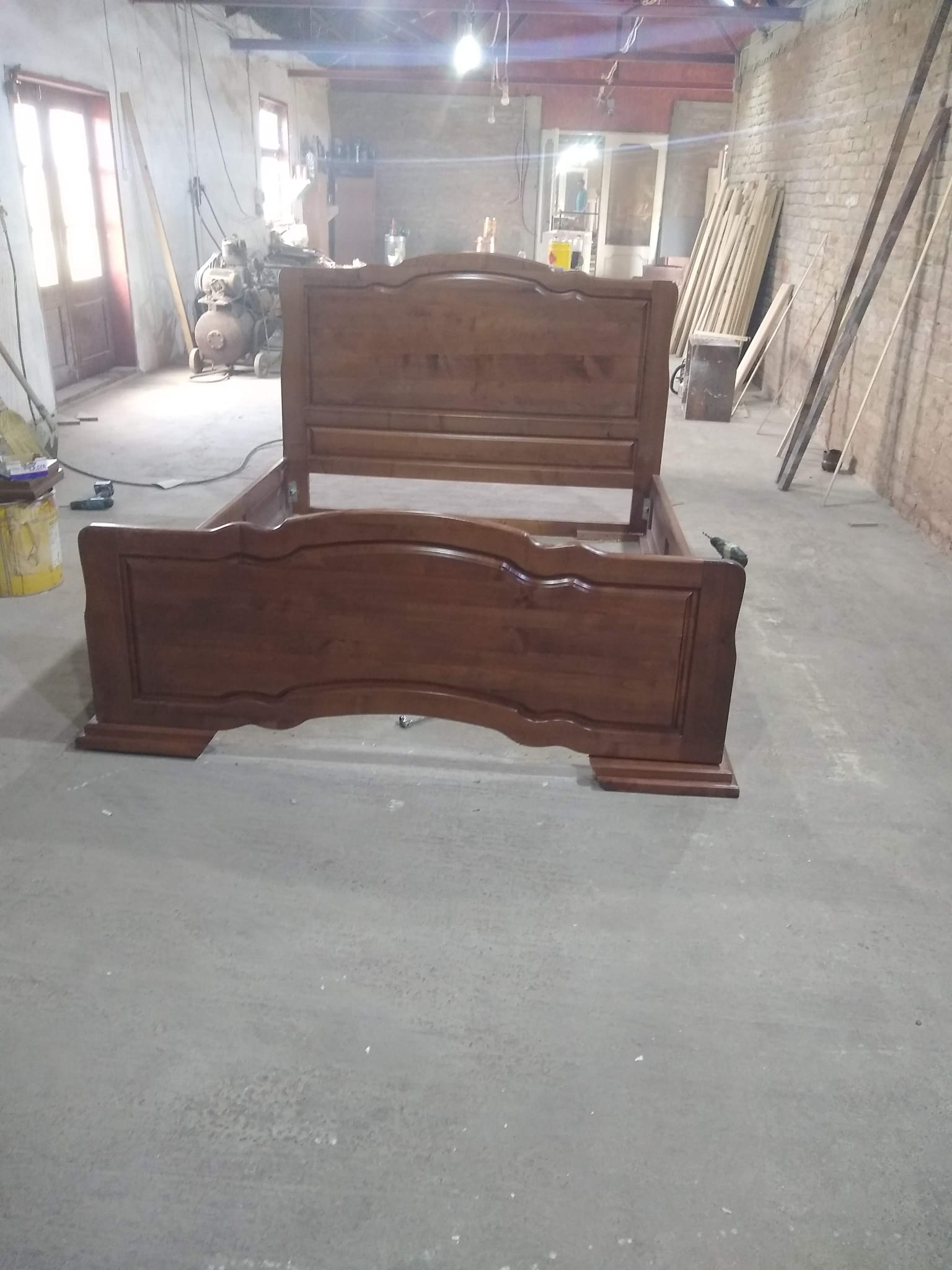 Pat din lemn masiv realizat in atelierul Lemn si Mestesug