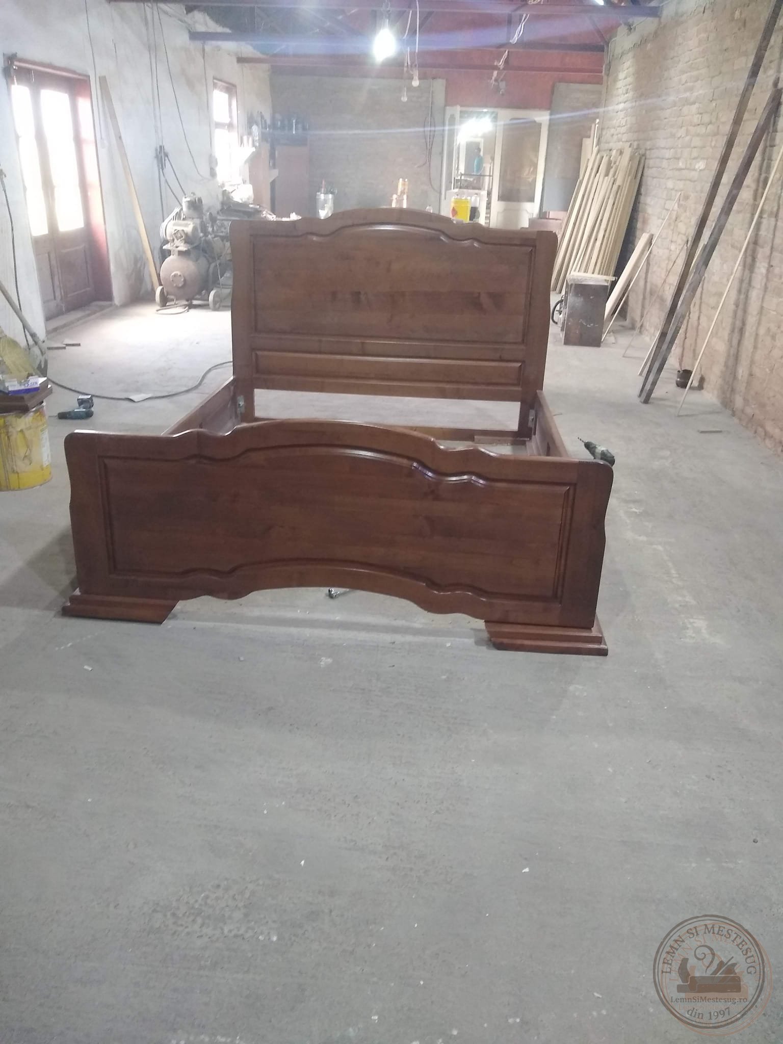 Cadru de pat din lemn masiv în atelier