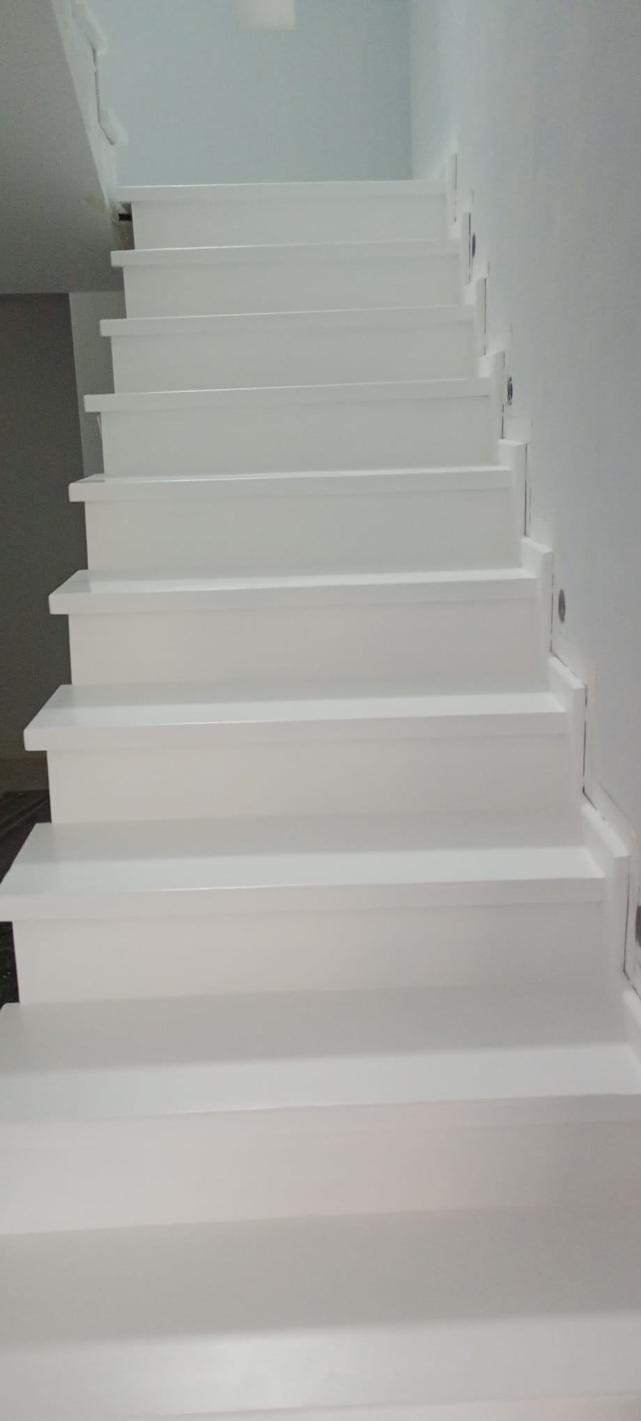 Scara alba din lemn masiv cu balustrada clasica