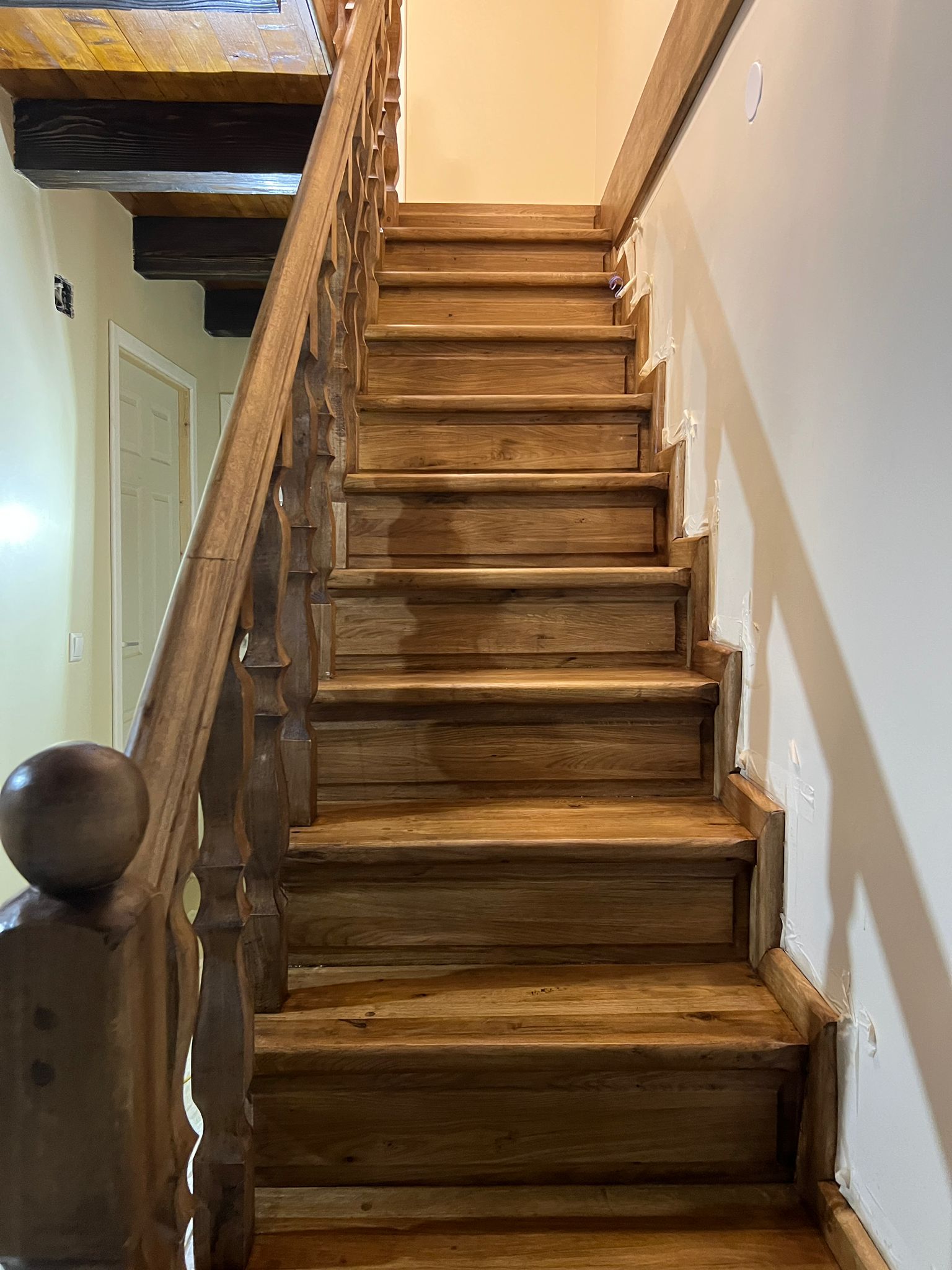 Scara din lemn masiv cu balustrada clasica