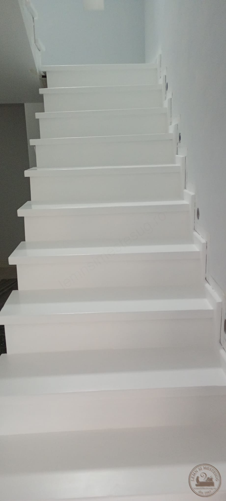 Scară albă din lemn masiv cu balustradă vopsită