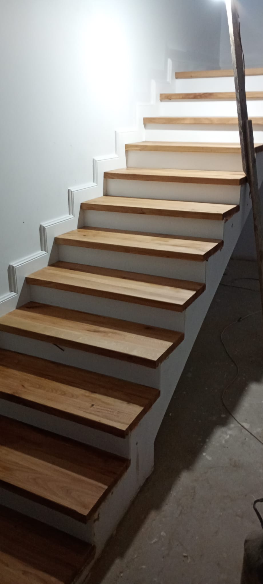 Scara cu trepte din lemn natural pe structura alba