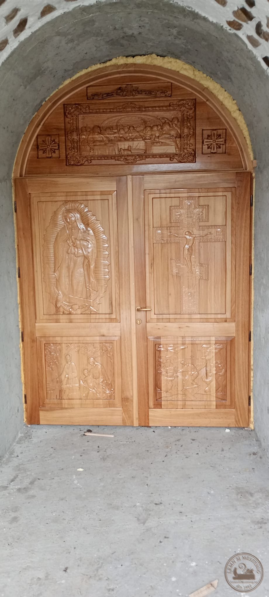 Ușă de biserică din lemn masiv cu sculpturi religioase