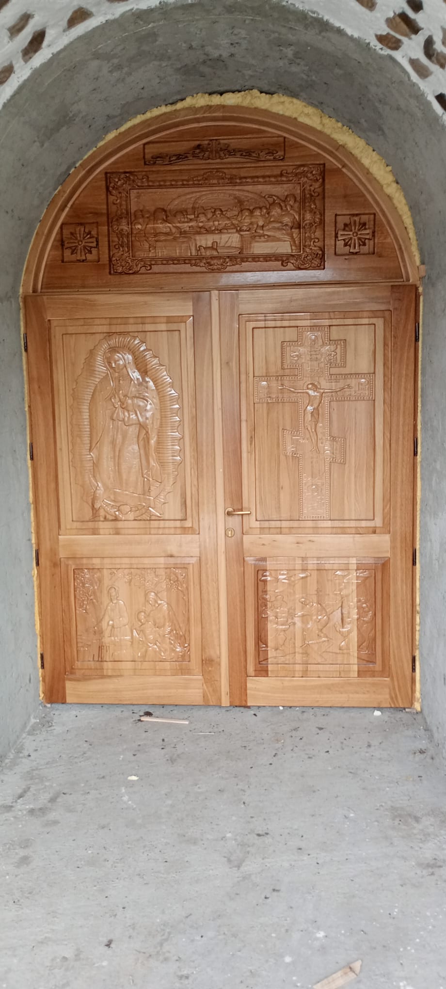 Usa de biserica din lemn masiv cu sculpturi religioase