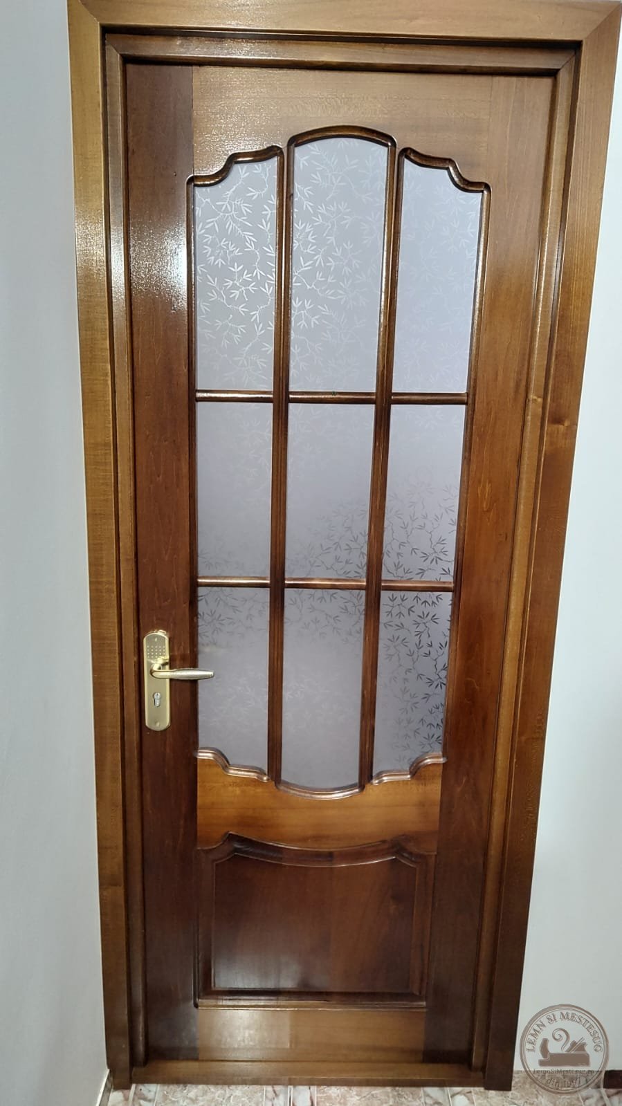 Ușă de interior din lemn masiv cu sticlă decorativă