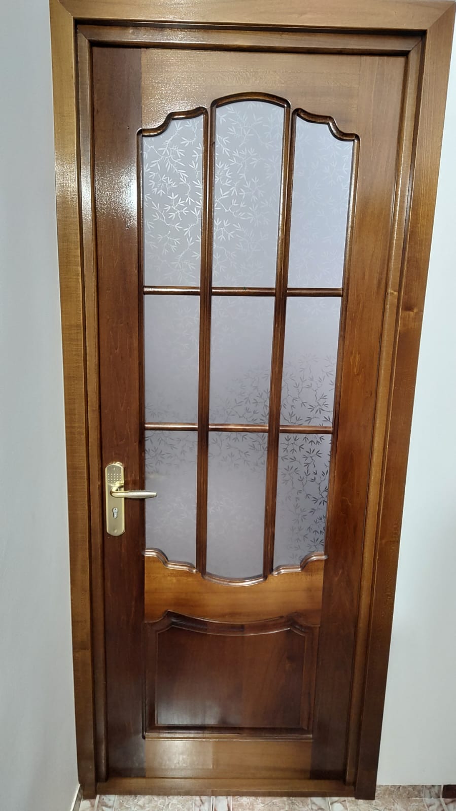 Usa de interior din lemn masiv cu sticla decorativa