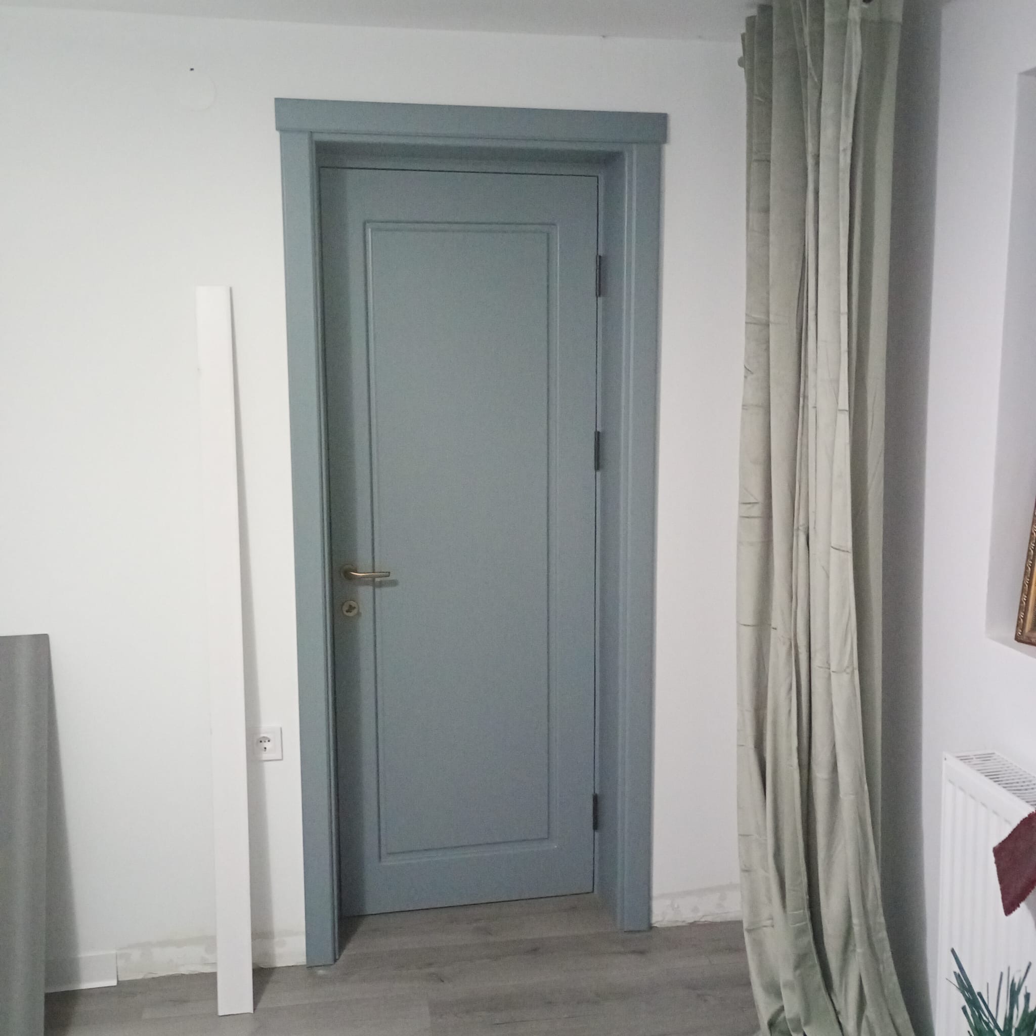 Ușă de interior din lemn masiv vopsită în nuanță sage cu toc asortat