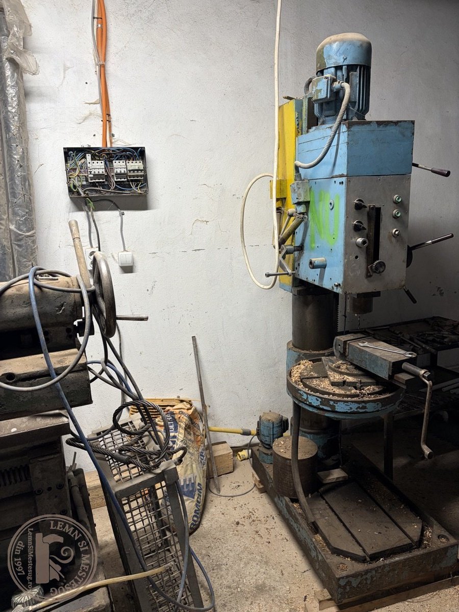 Mașină de debitare lemn cu motor industrial în fabrica Lemn și Meșteșug